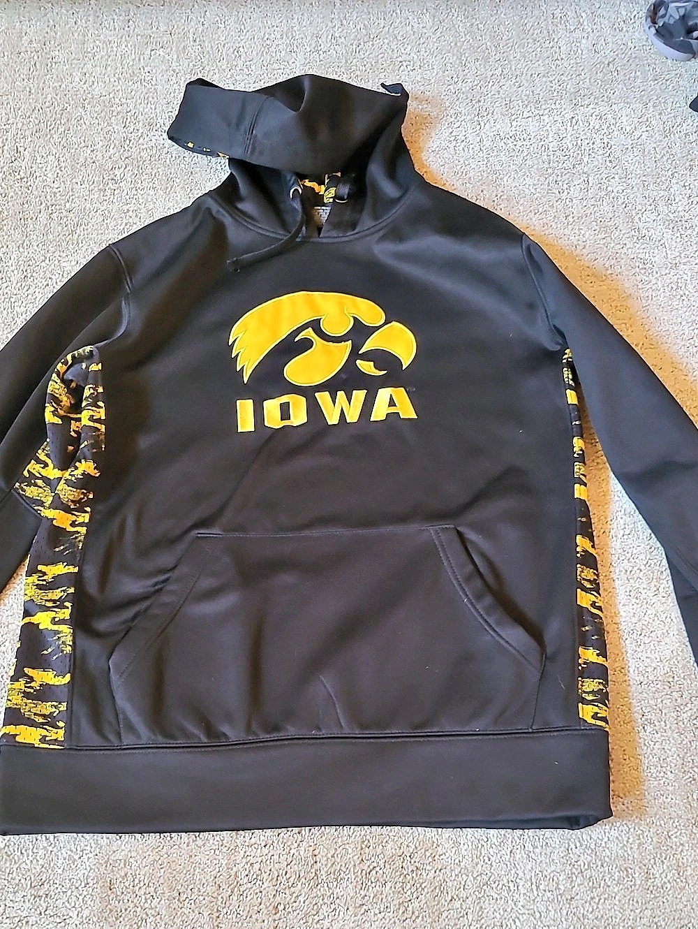 Colosseum Iowa Hawkeyes Black and Yellow Camo Pullover Hoodie & Yellow Camo